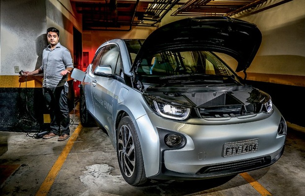 Havia uma tomada de fácil acesso no prédio, mas de padrão antigo e incompatível com o plug do i3 (Foto: Renato Durães) — Foto: Auto Esporte
