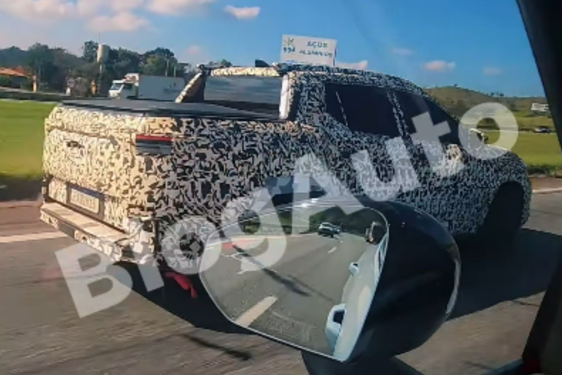 Flagra: Picape do Toyota Corolla aparece em testes pela primeira vez