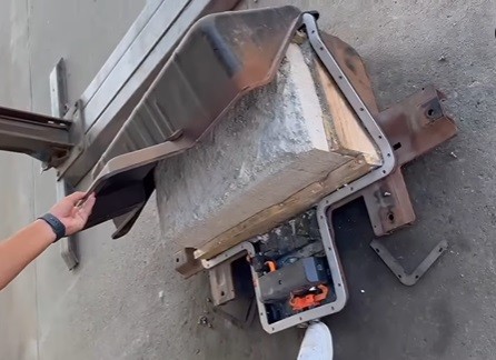 Carro elétrico é vendido em leilão com bloco de concreto no lugar da bateria