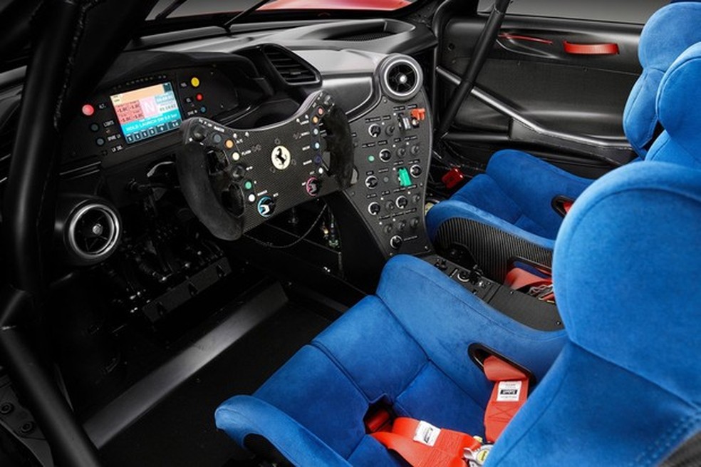 Cock pit da Ferrari P80/C (Foto: Divulgação) — Foto: Auto Esporte