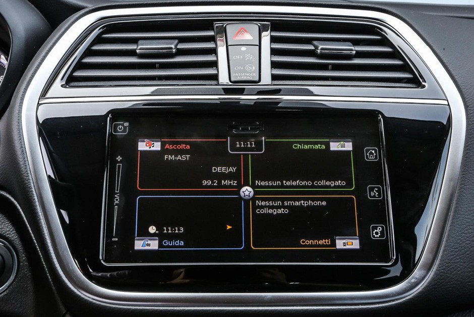 Central LCD tem compatibilidade com Apple Car Play e Android Auto
