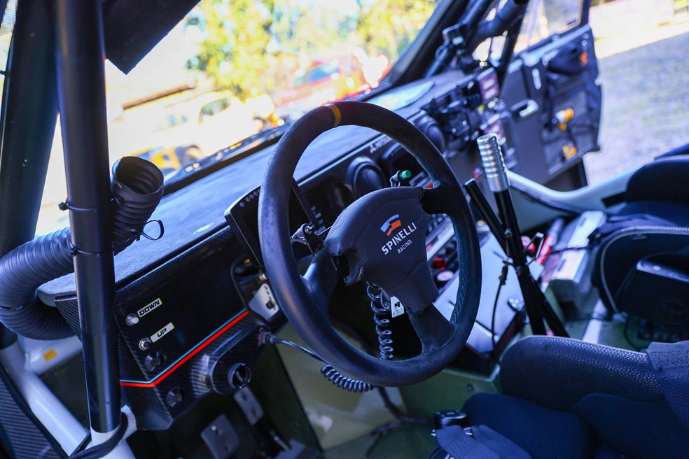 Mitsubishi L200 Triton Sport Racing tem câmbio sequencial e interior espartano — Foto: Divulgação/Hyset
