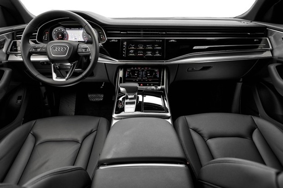 O interior tem três telas: de 12,1" do cluster, de 10,1" do multimídia e de 8,6" do sistema de refrigeração (Foto: Divulgação) — Foto: Auto Esporte