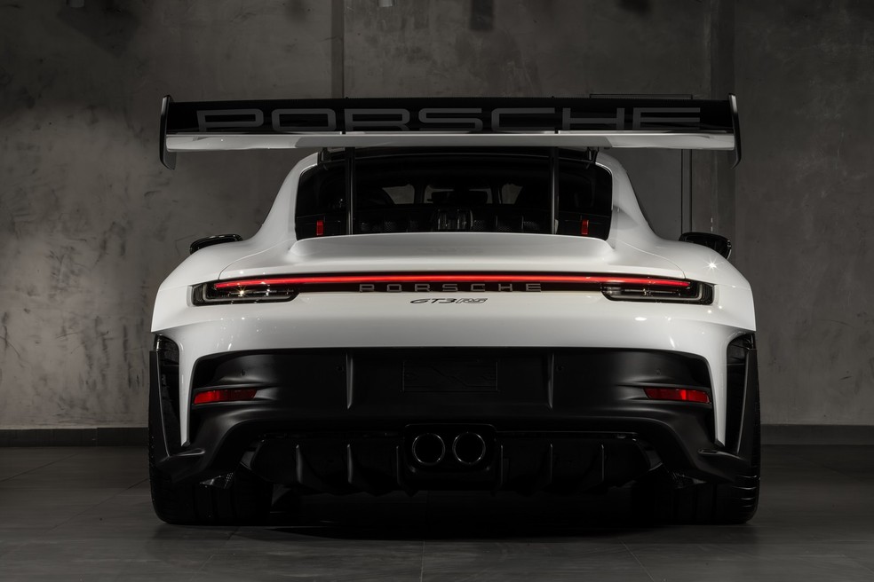 Asa traseira é mais alta que o teto do Porsche 911 GT3 RS — Foto: Divulgação