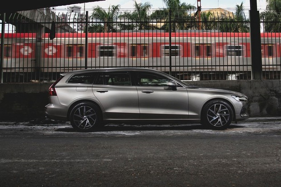 A altura de apenas 1,42 metro ajuda na silhueta esguia (Foto: Fabio Aro/Auto News Brasil) — Foto: Auto Esporte