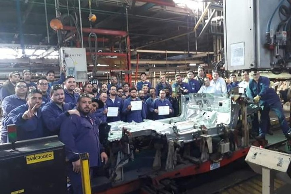 Funcionários juntos a plataforma com o último modelo a ser montado (Reprodução/Internet) — Foto: Auto Esporte