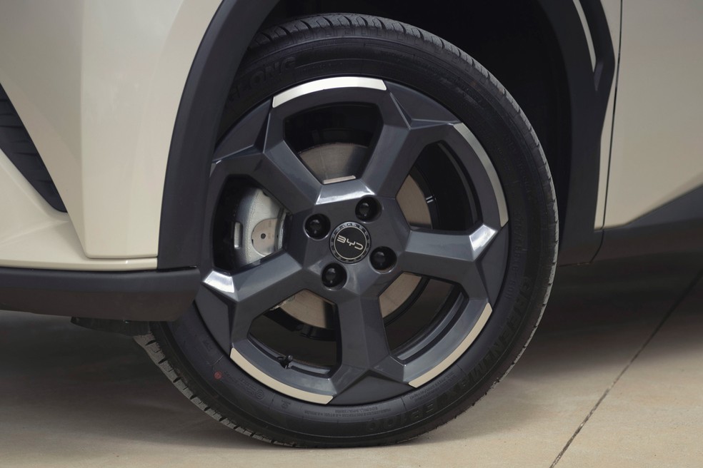 Pneus do Dolphin Mini são de uma medida inexistente no Brasil — Foto: Fabio Aro/Autoesporte