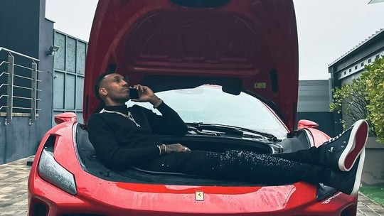 Aubameyang posa dentro do "porta-malas" de sua nova Ferrari, que custa quase R$ 4 milhões 