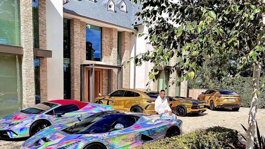 De Ferrari cromada a Lamborghini dourado: conheça os carros de Aubameyang, craque do Barça