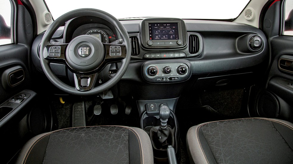 Interior do Fiat Mobi é simples e tem poucos equipamentos — Foto: Renato Durães