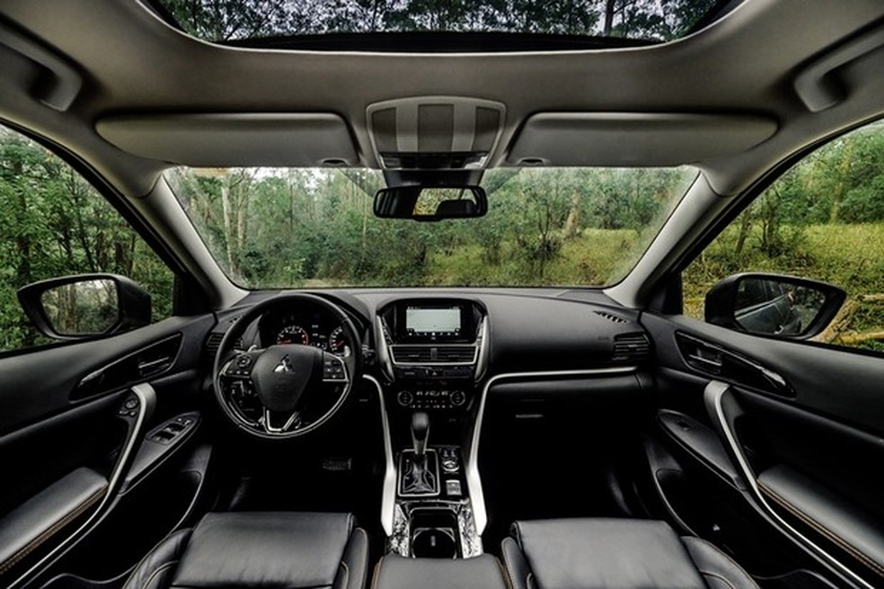 O interior das versões tem bancos em couro e detalhes em prata e preto brilhante (Foto: Divulgação ) — Foto: Auto Esporte