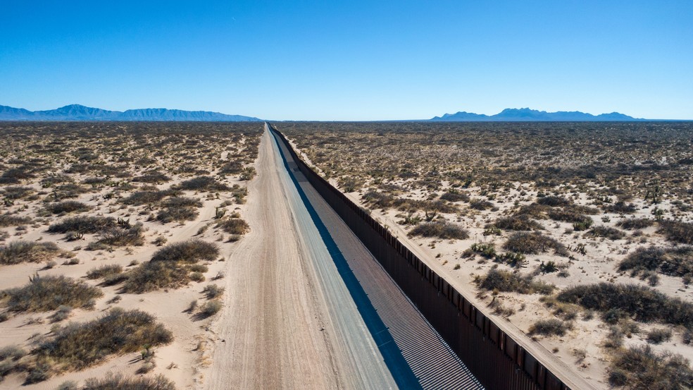 O muro entre Mexicali, no México, e Calexico, nos Estados Unidos, tem quase 100 km de extensão e cerca de oito metros de altura  — Foto: Getty images 