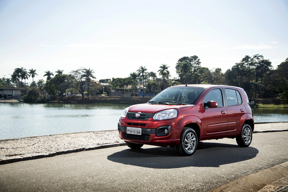 O Fiat Uno Attractive traz rodas de aço de 14 polegadas com calotas e pneus “verdes” 175/65 — Foto: Auto Esporte