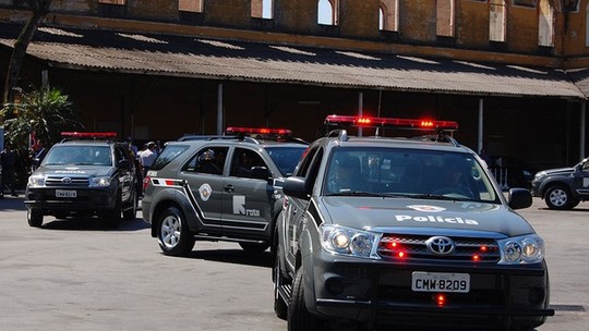 Viatura da Polícia Militar do Estado de São Paulo tomba após manobra