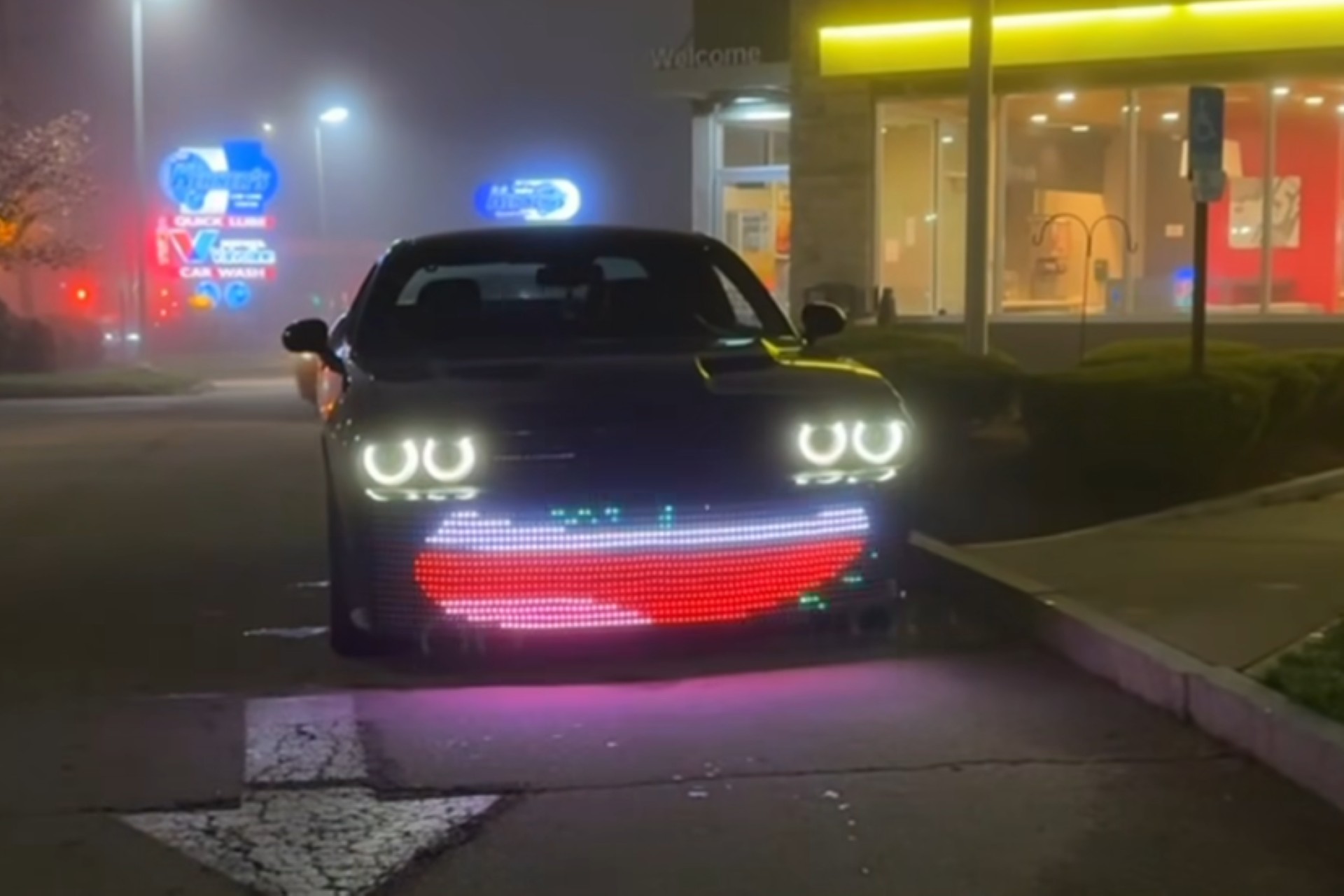 Dodge Challenger ‘canta’ com boca de LED e viraliza nas redes sociais