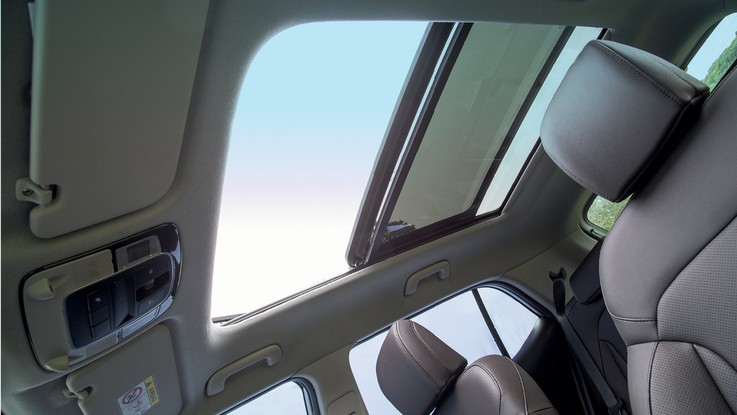 Hyundai Creta Platinum - Se o estilo do Creta é de gosto duvidoso, ao menos a Hyundai recheou o SUV com teto solar panorâmico e melhorou a qualidade do acabamento interno