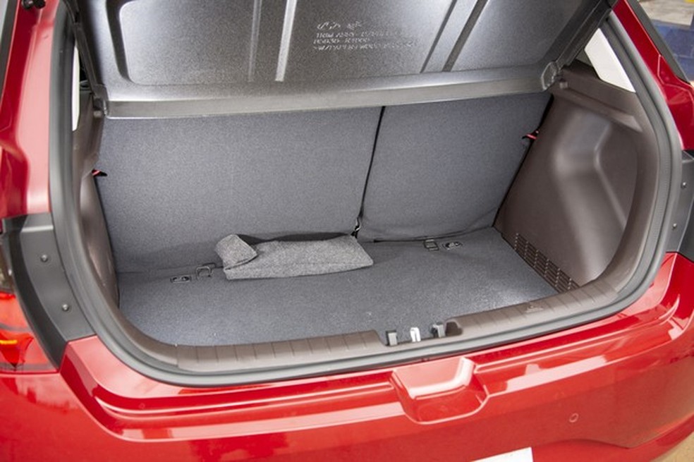 Porta-malas tem 300 litros de capacidade — Foto: Autoesporte