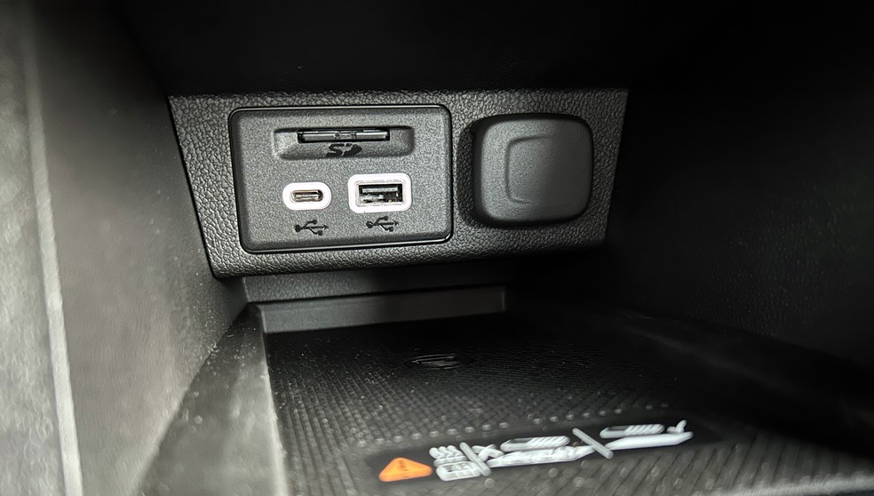 Entradas USB do console central ficam em posição de difícil acesso — Foto: André Paixão/Autoesporte