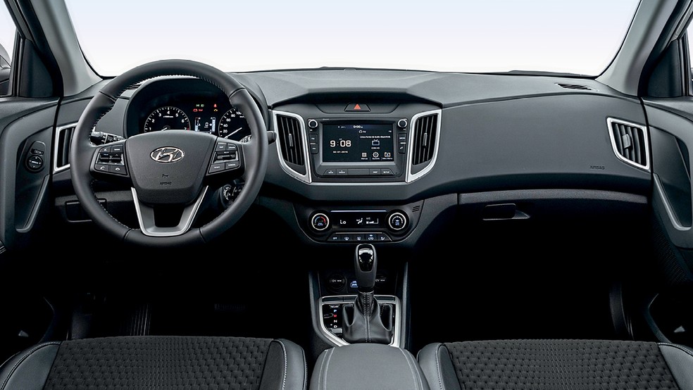 Hyundai Creta: O acabamento traz plásticos, mas os bancos são parcialmente de couro. A central, apesar de ser simples, tem boas respostas — Foto: Divulgação