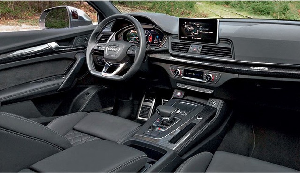 De visual simples, revestimento interno agrada com detalhes em fibra de carbono e couro com costuras bem marcantes — Foto: Auto Esporte