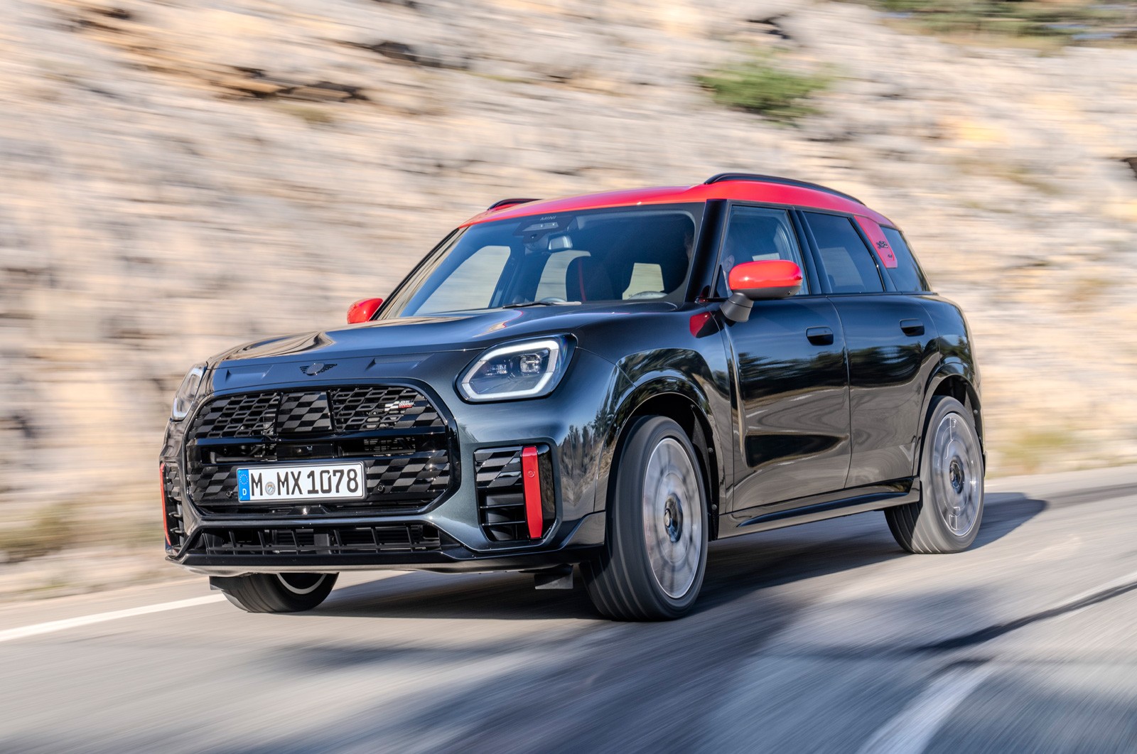 Novo Mini Countryman JCW deixa de lado a eletrificação e aposta em motor de 300 cv