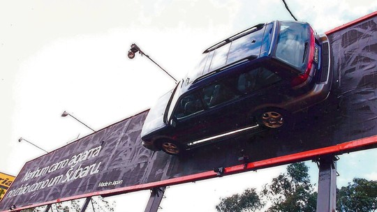 Subaru já pendurou carros em SP e deixou bairro sem luz; relembre