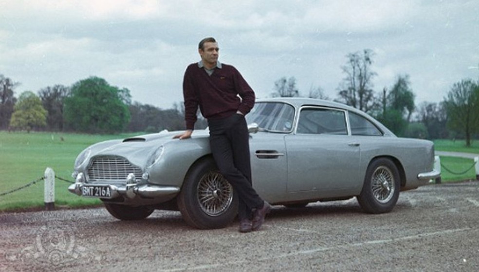 Sean Connery ao lado do Aston Martin DB5 em '007 contra Goldfinger' (1964) — Foto: Divulgação/MGM