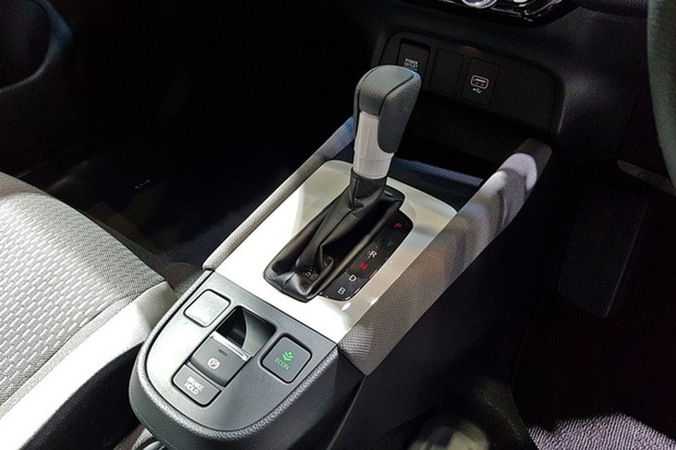 Versão automática tem freio eletrônico e Auto Hold (Foto: Ulisses Cavalcante/Auto News Brasil) — Foto: Auto Esporte