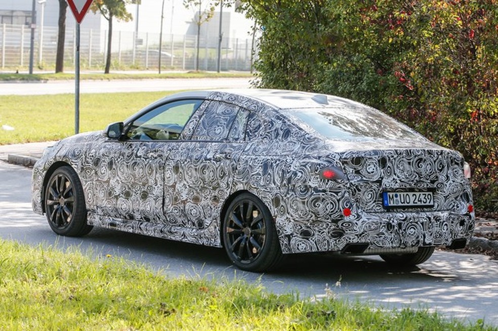 BMW Série 2 GranCoupé flagrado em testes (Foto: Automedia) — Foto: Auto Esporte