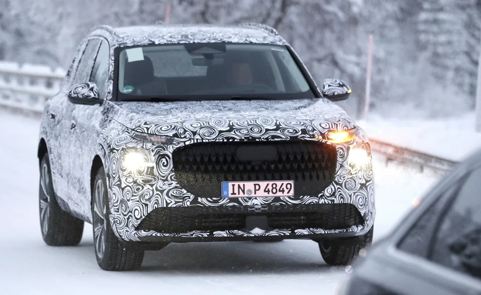 Flagra da nova geração Audi Q7 — Foto: Auto Express Inglaterra