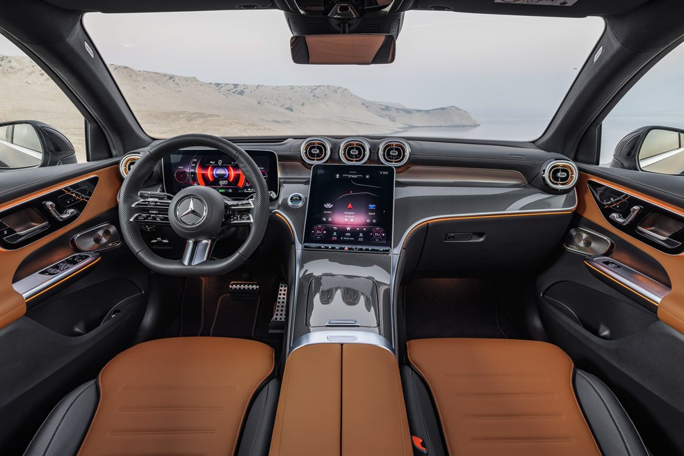 Mercedes-Benz GLC Coupé tem cabine idêntica à do Classe C — Foto: Divulgação