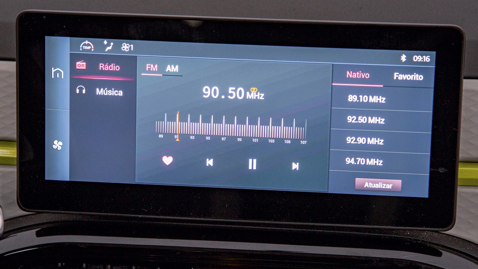 Central multimídia tem tela de 10,25", mas nada de Apple CarPlay e Android Auto — Foto: Renato Durães