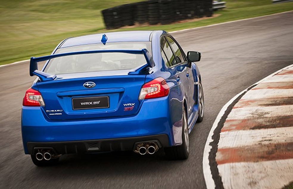 O enorme aerofólio do STI o diferencia do WRX normal (Foto: Ivan Carneiro/Divulgação) — Foto: Auto Esporte