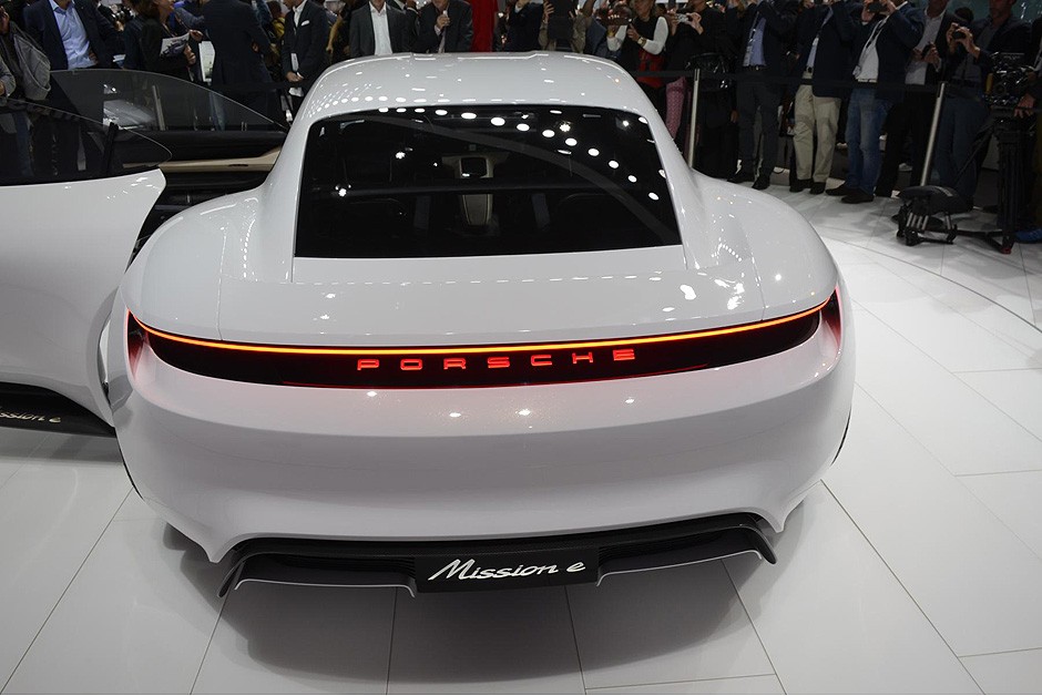 Conceito Porsche Mission E no Salão de Frankfurt 2015