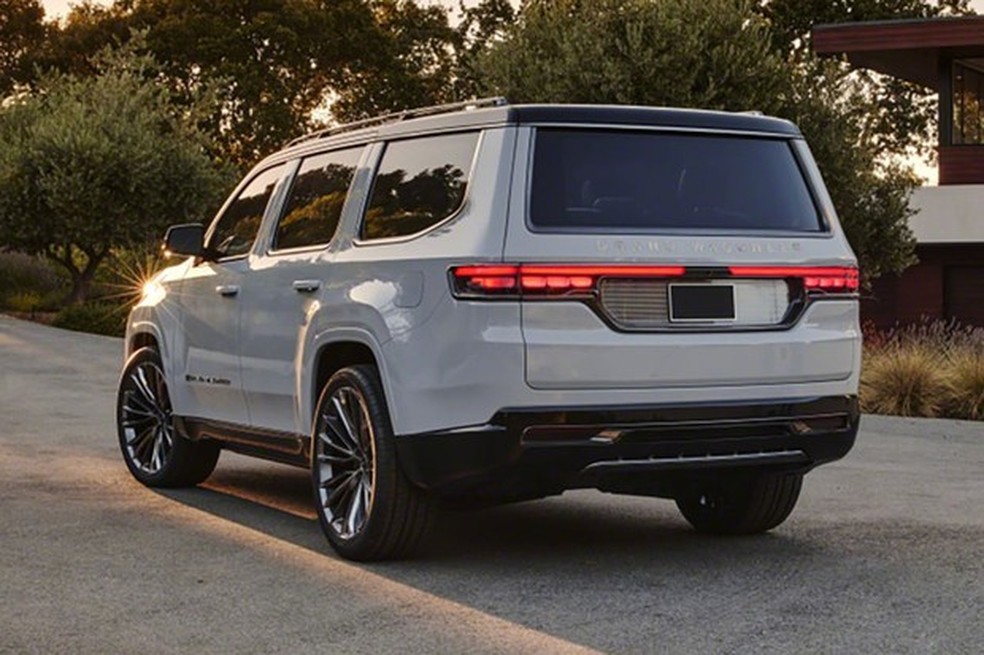 Jeep Grand Wagoneer tem traseira parecida com a do Land Rover Discovery (Foto: Divulgação) — Foto: Auto Esporte