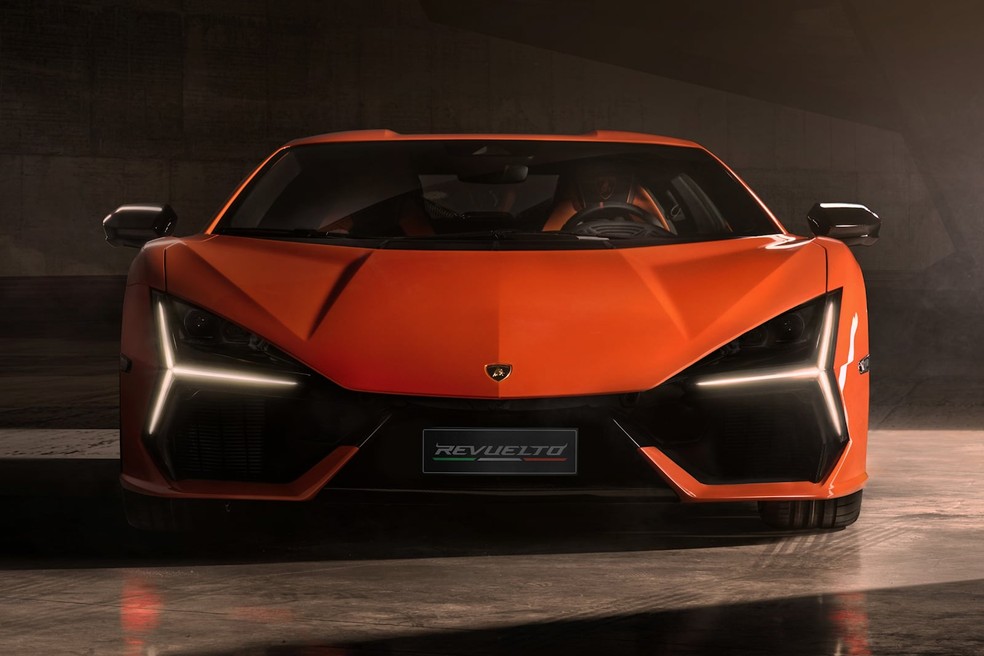 Faróis em forma de "Y" estão se tornando a assinatura da Lamborghini — Foto: Divulgação