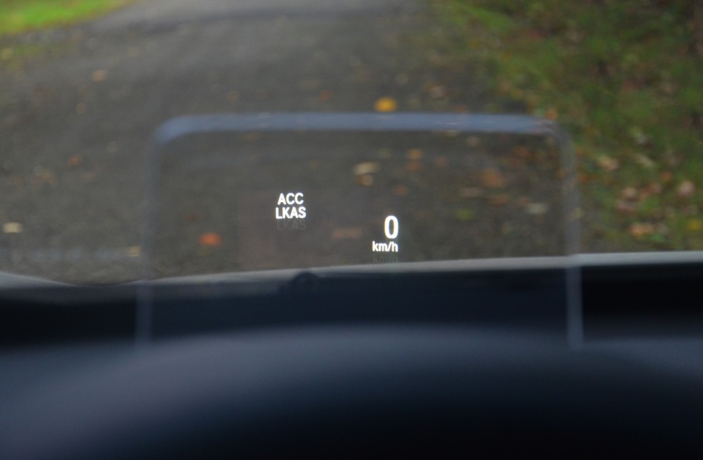 O Head Up Display exibe a velocidade de forma digital bem na frente do motorista — Foto: André Schaun 