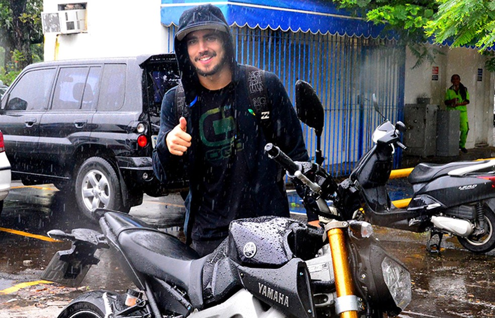 Caio Castro foi flagrado com uma Yamaha MT-09 no Rio de Janeiro (RJ) — Foto: Reprodução/Extra