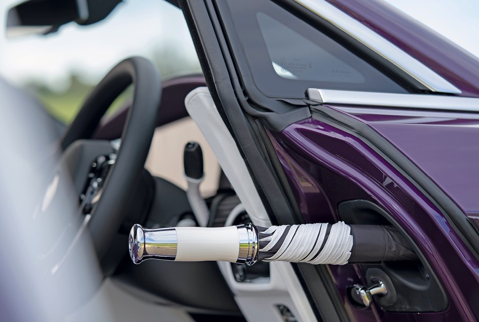 Portas do Rolls-Royce Spectre têm acionamento elétrico — Foto: Divulgação