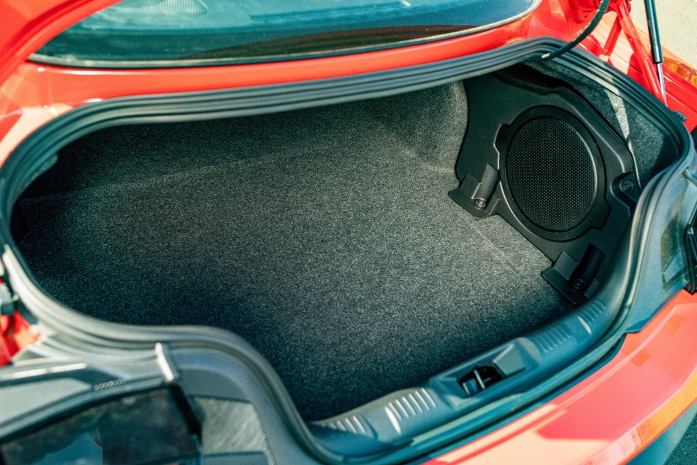 Porta-malas do Ford Mustang Dark Horse tem 377 litros  — Foto: Divulgação