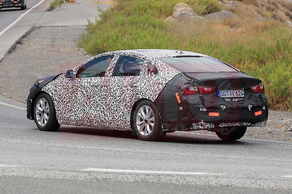 Chevrolet Malibu reestilizado flagrado em testes nos EUA (Foto: Automedia) — Foto: Auto Esporte