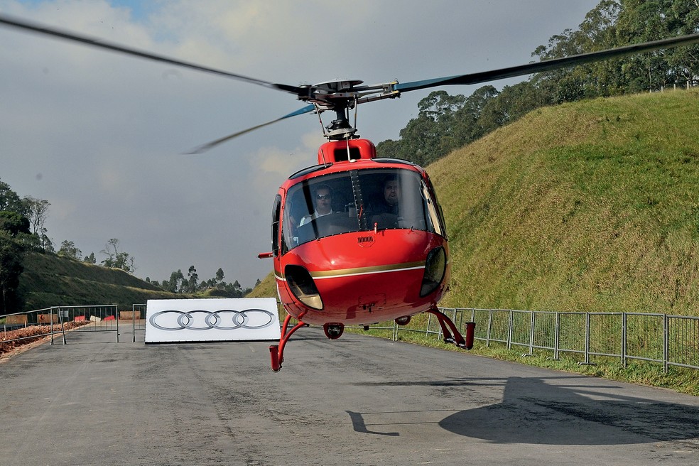 Deslocamento até o canteiro de obras era feito de helicóptero — Foto: Divulgação/Acervo Miau