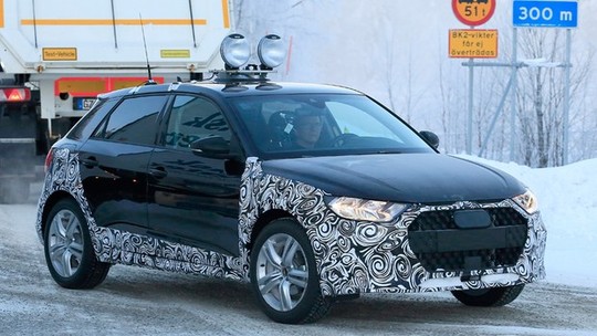 Audi A1 aventureiro é flagrado com enormes faróis no teto à la Mickey Mouse