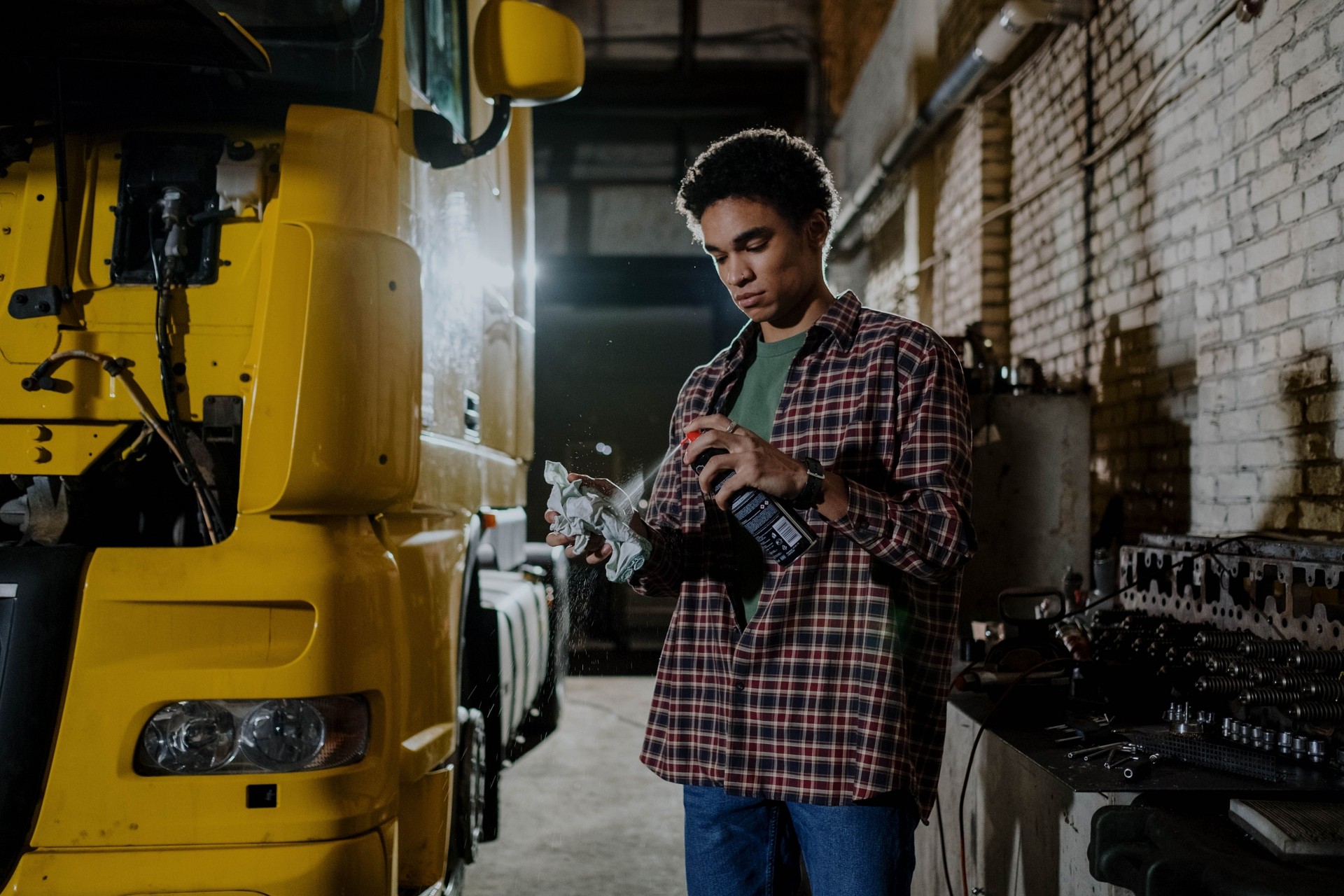 Produtos desengraxantes automotivos sendo utilizados na limpeza de um carro