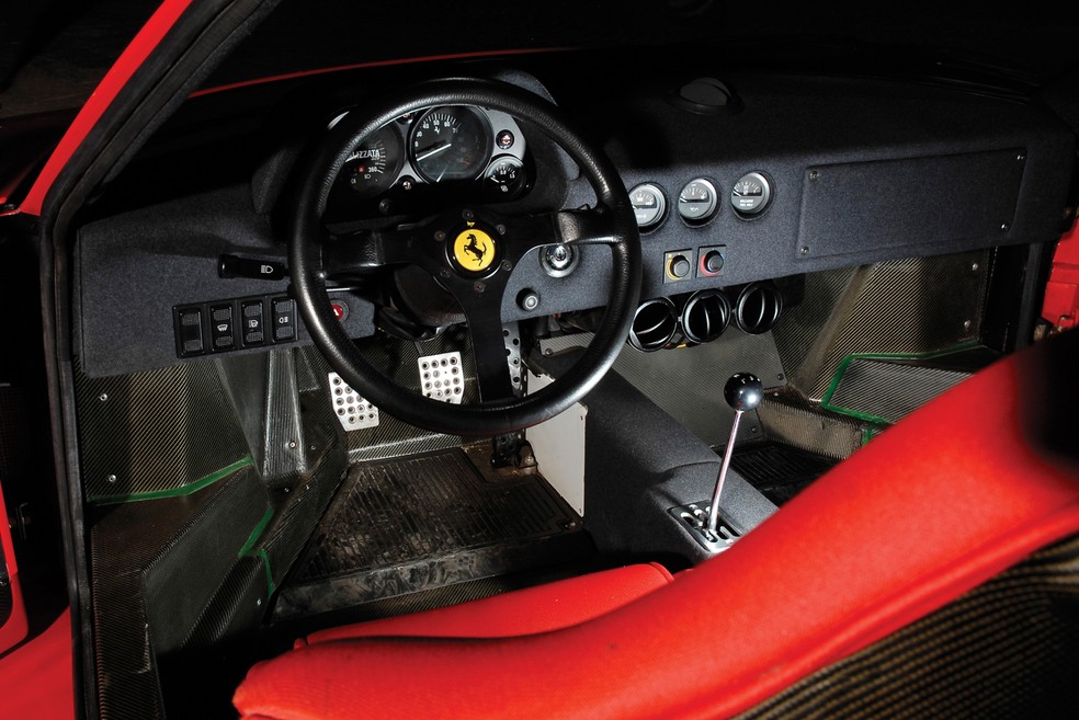 Ferrari F40 tinha bancos esportivos e painel com diferentes mostradores — Foto: Divulgação