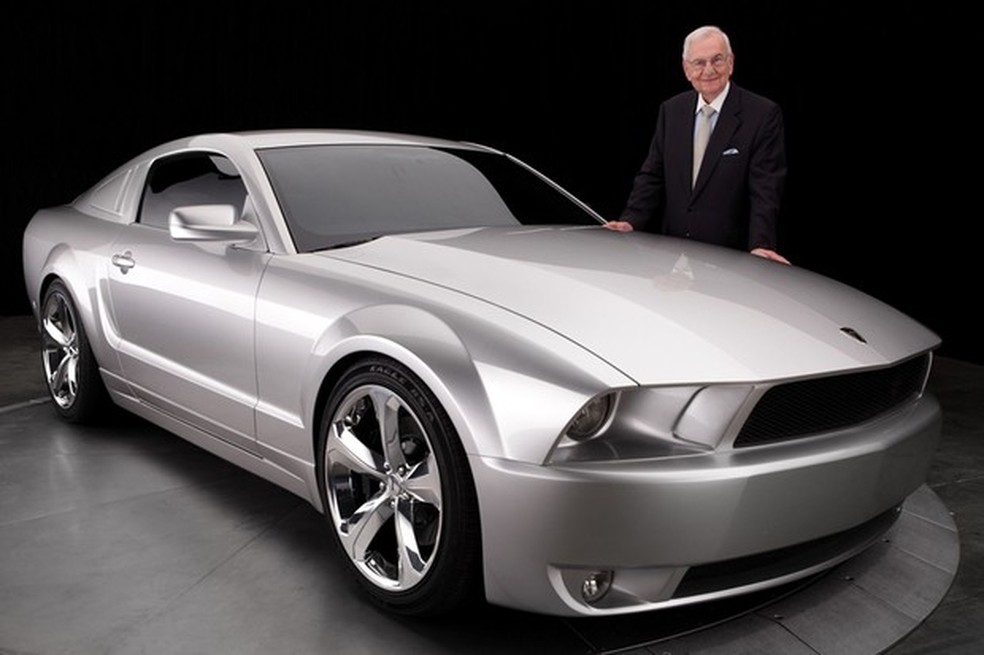 Iacocca posa ao lado da edição especial dos 45 anos do Mustang que levava seu nome, em 2009 (Foto: Divulgação) — Foto: Auto Esporte