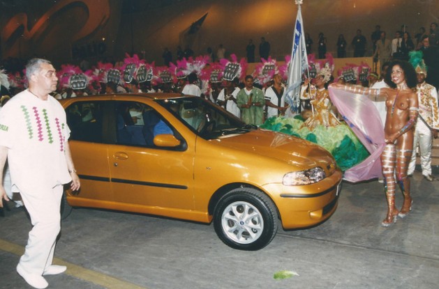 O novo Palio dividiu as atenções à frente da bateria com a ‘Globeleza’ de topless 