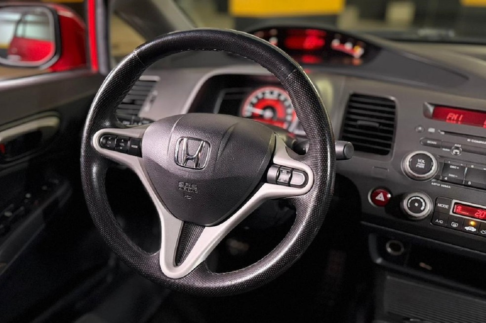 Volante tinha boa empunhadura e o interior era feito com ótimos materiais — Foto: Reprodução/Alpha Spec