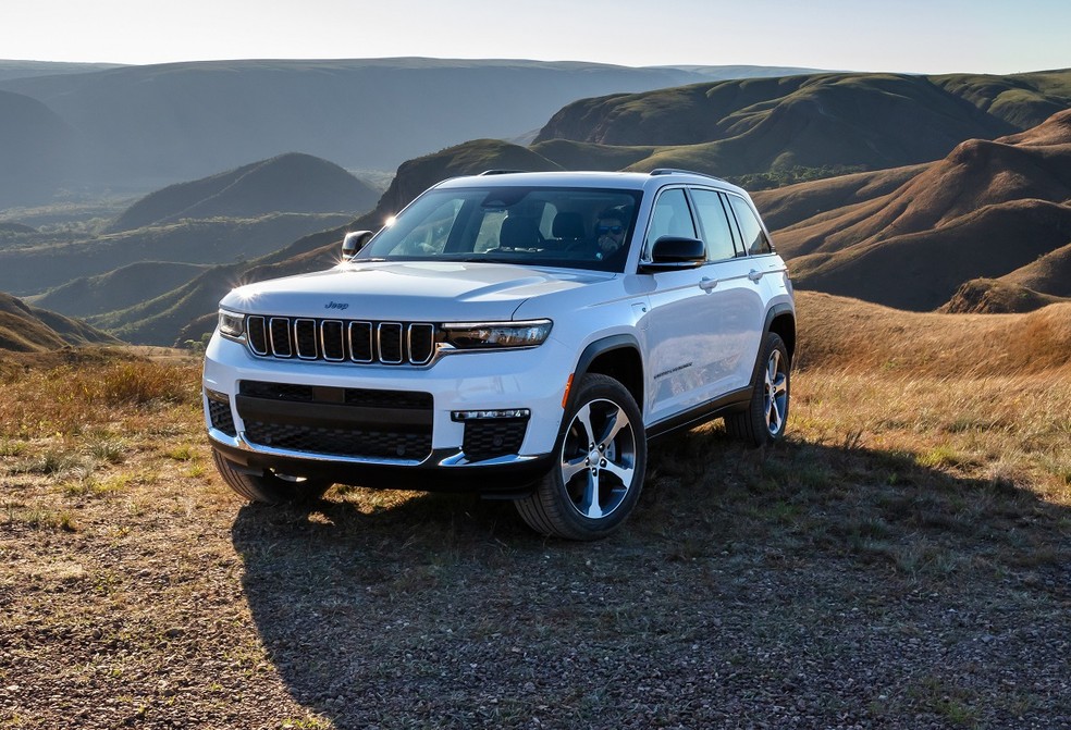 Tamanho da bateria permite que o Cherokee percorra até 30 km sem gastar gasolina — Foto: Divulgação
