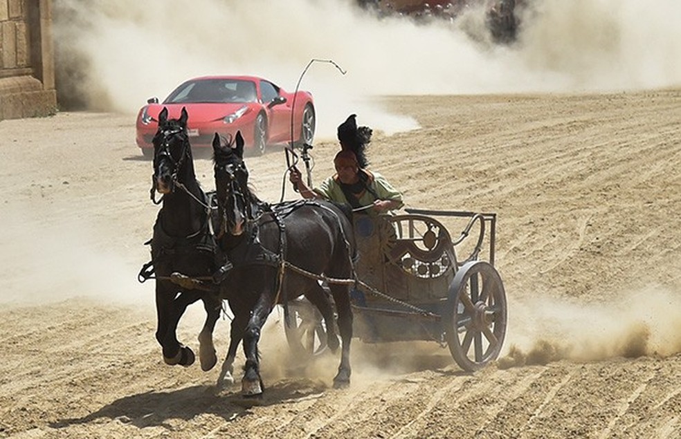 Ferrari 458 Italia compete contra biga em cenário de Ben Hur (Foto: AFP) — Foto: Auto Esporte
